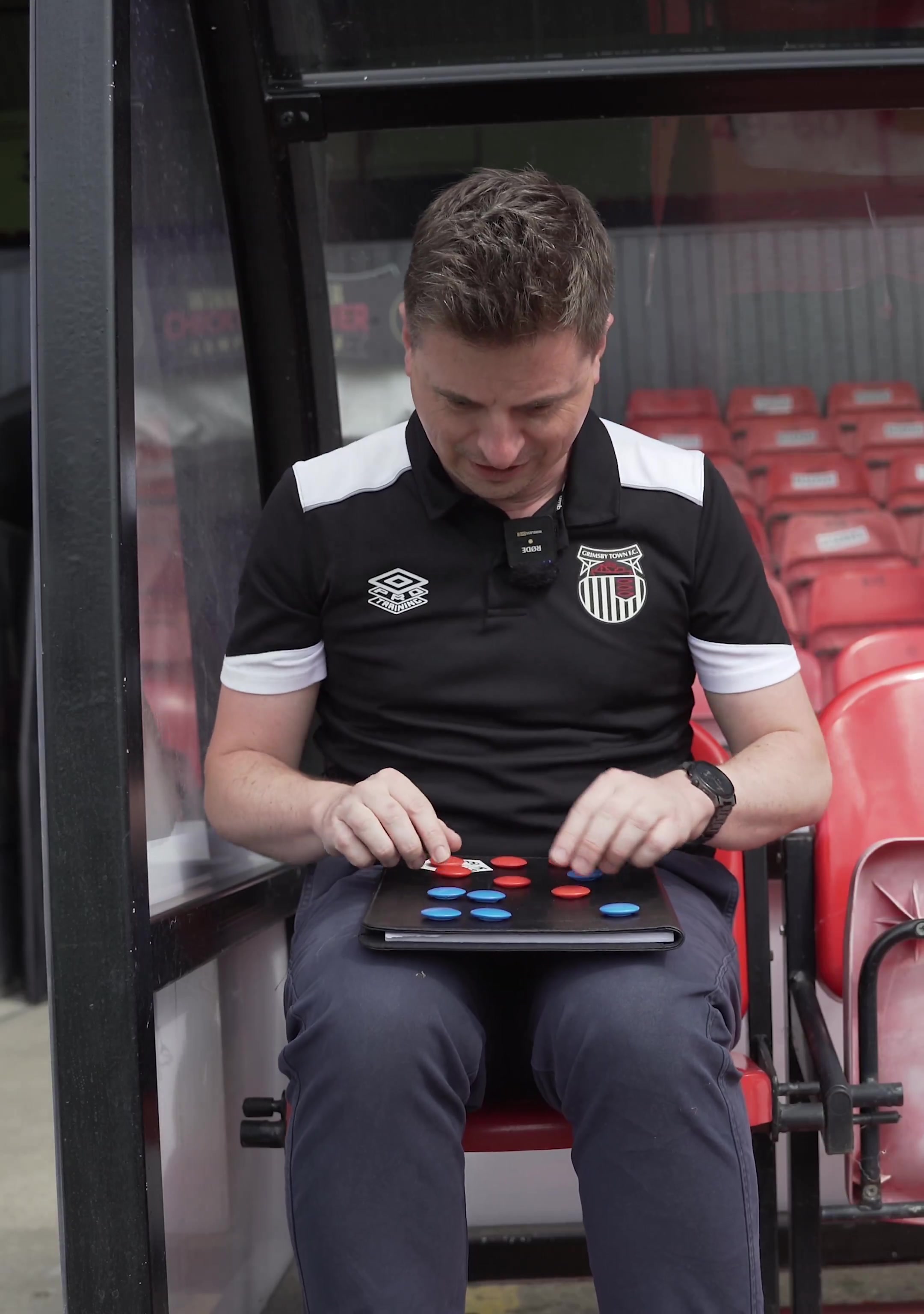 开云注册网址-格林斯比主帅效仿阿莫林 持战术板公布首发阵容